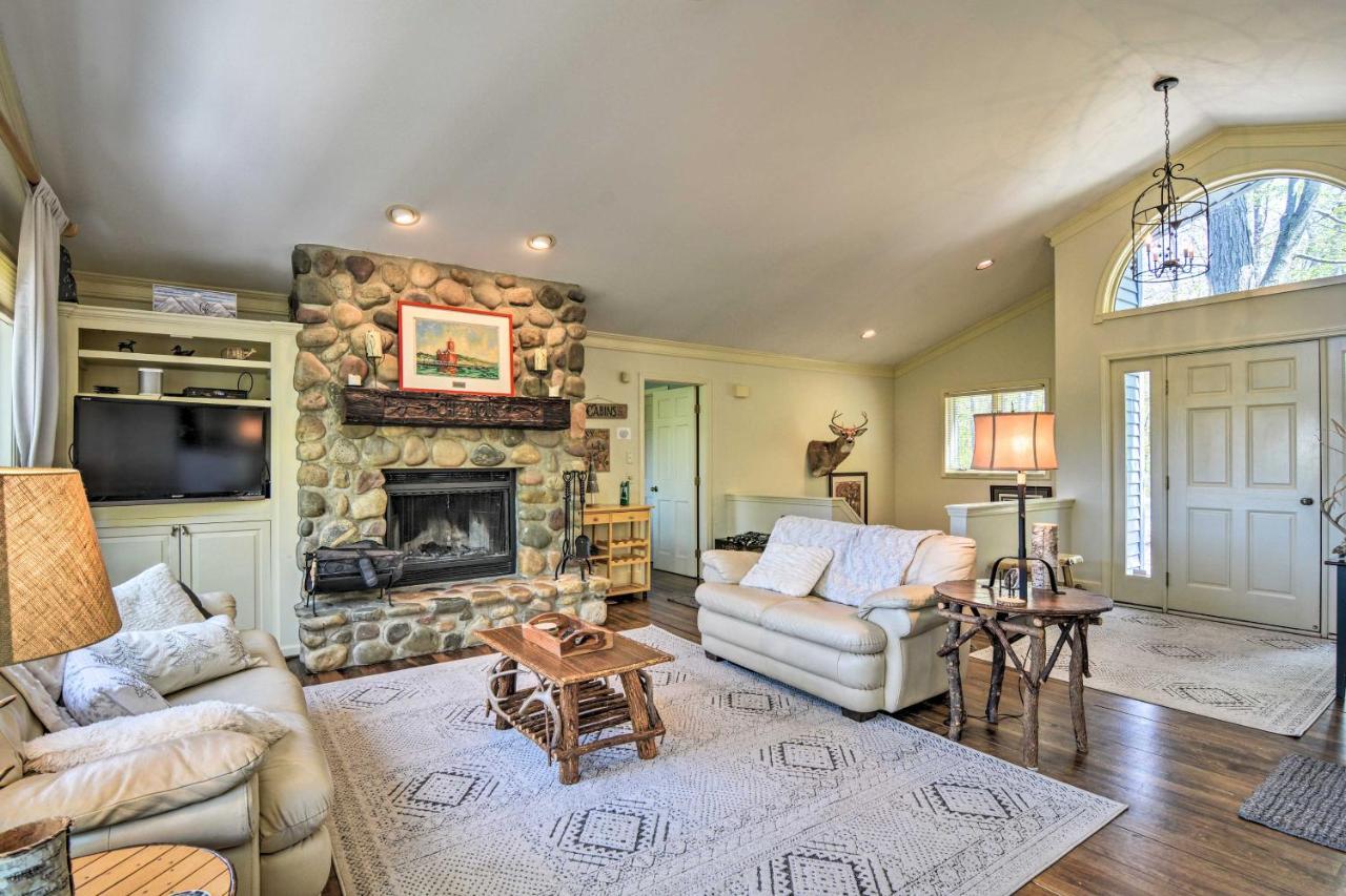 Resort-Style Harbor Springs Home With 2 Decks! Extérieur photo